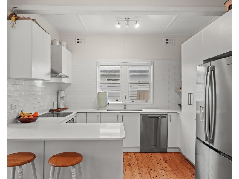 76 Kathleen White Crescent, Killarney Vale NSW 2261