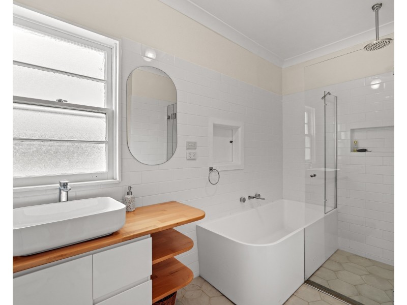 76 Kathleen White Crescent, Killarney Vale NSW 2261