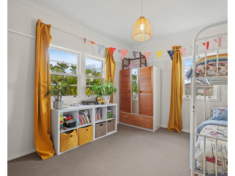 76 Kathleen White Crescent, Killarney Vale NSW 2261