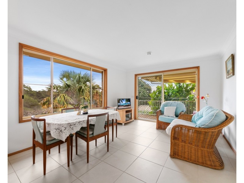 6 Narelle Close, Lisarow NSW 2250