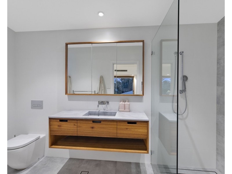 36 Lake Shore Drive, North Avoca NSW 2260