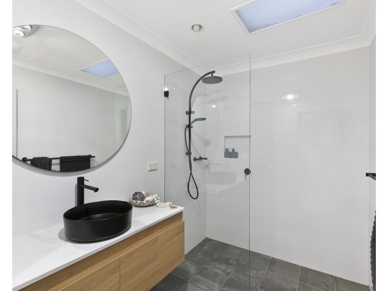 143 Cresthaven Avenue, Bateau Bay NSW 2261