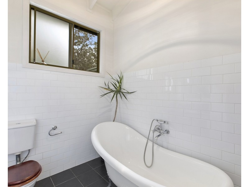 4 Hopetoun Street, Forresters Beach NSW 2260