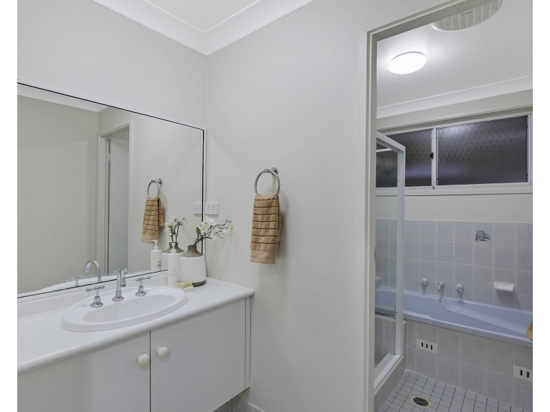 8 Fox Glove Close, Green Point NSW 2251