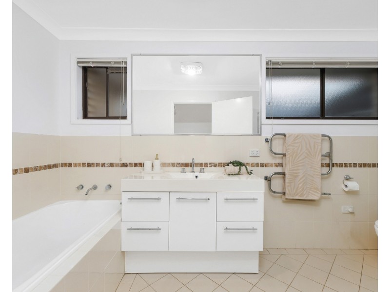 21 Matthews Parade, Point Clare NSW 2250