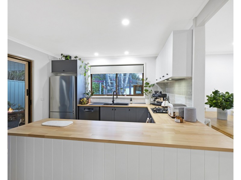 2 Lancaster Parade, Bateau Bay NSW 2261