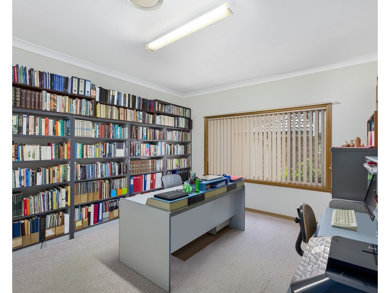 8 Newman Close, Green Point NSW 2251