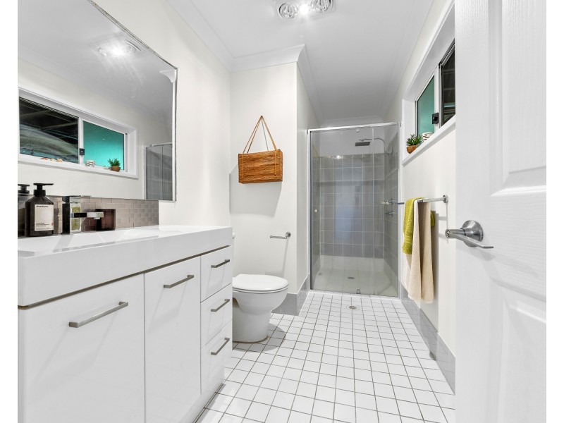 4J Gregory Street, Wyoming NSW 2250