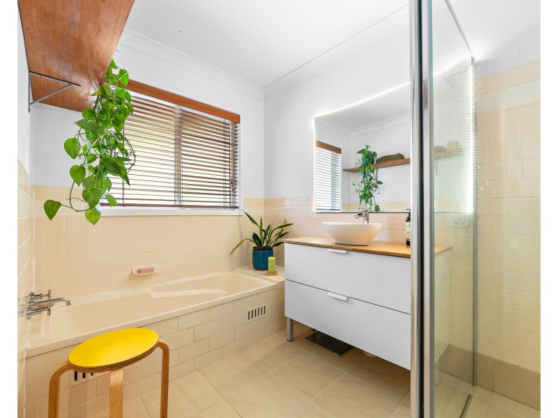 4J Gregory Street, Wyoming NSW 2250