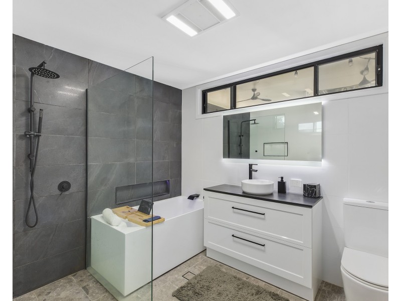 4 Hume Boulevard, Killarney Vale NSW 2261