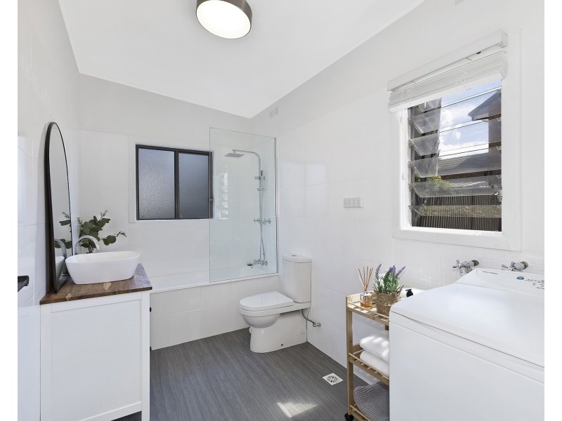 240 Lakedge Avenue, Berkeley Vale NSW 2261