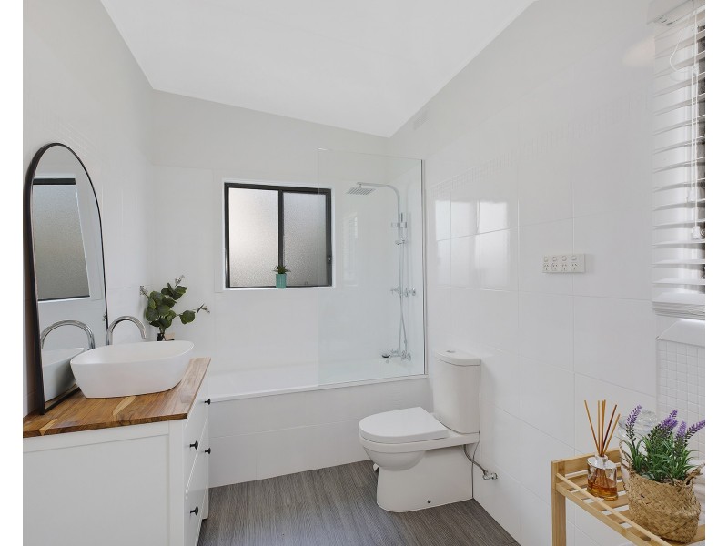 240 Lakedge Avenue, Berkeley Vale NSW 2261