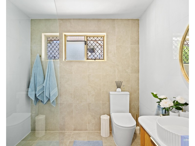 5 Hillside Crescent, Edens Landing QLD 4207