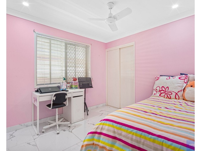 5 Silvestro Place, Edens Landing QLD 4207