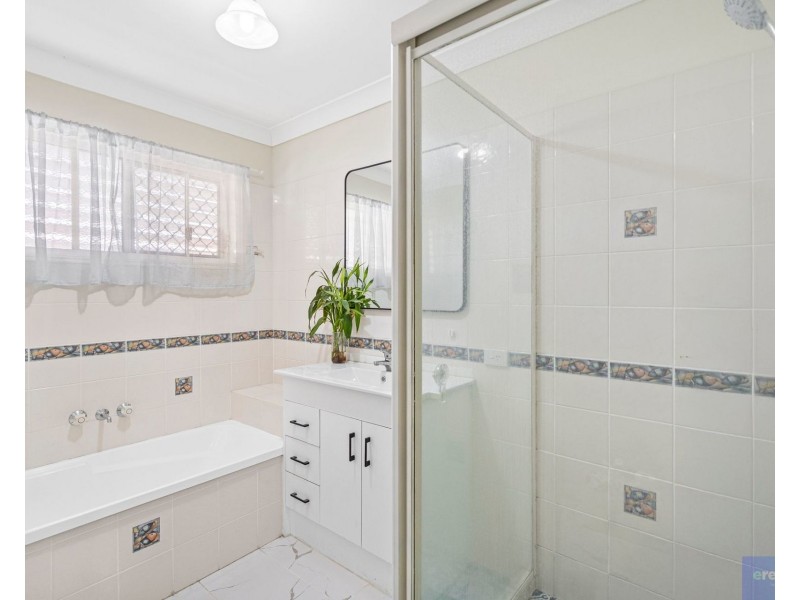 5 Silvestro Place, Edens Landing QLD 4207