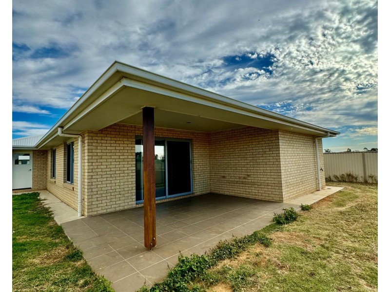 38 BRIDGEMAN PARADE, Chinchilla QLD 4413