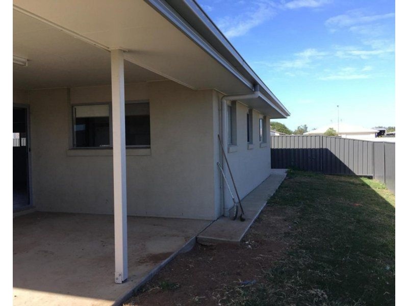 2/21 Barnsley Street, Chinchilla QLD 4413