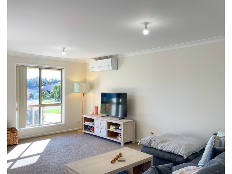 4 Carrie Crescent, Moruya NSW 2537