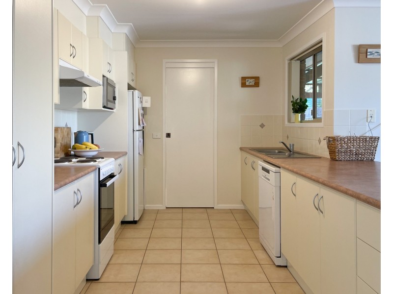 4 Carrie Crescent, Moruya NSW 2537