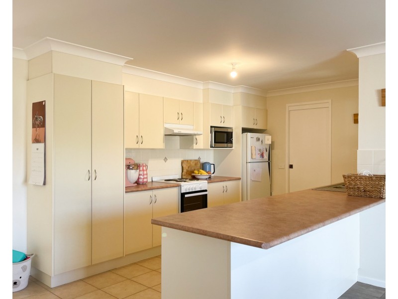 4 Carrie Crescent, Moruya NSW 2537