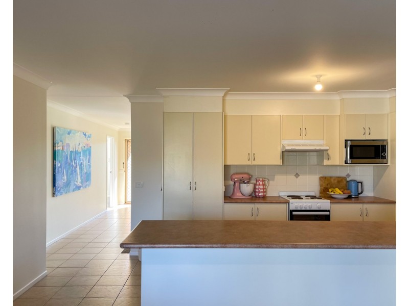 4 Carrie Crescent, Moruya NSW 2537