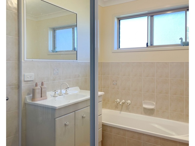 4 Carrie Crescent, Moruya NSW 2537