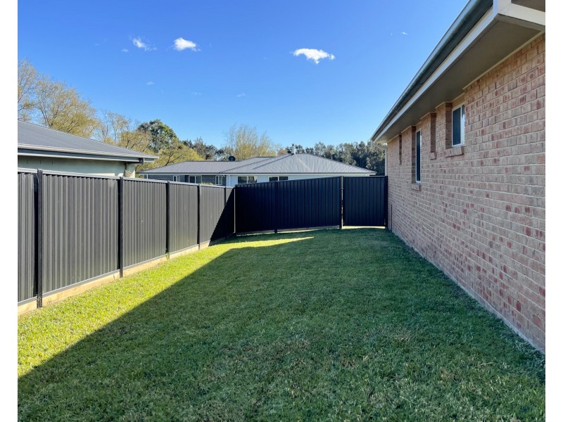 4 Carrie Crescent, Moruya NSW 2537
