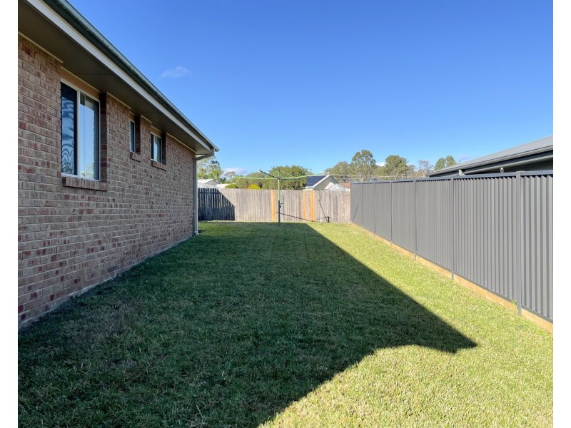 4 Carrie Crescent, Moruya NSW 2537