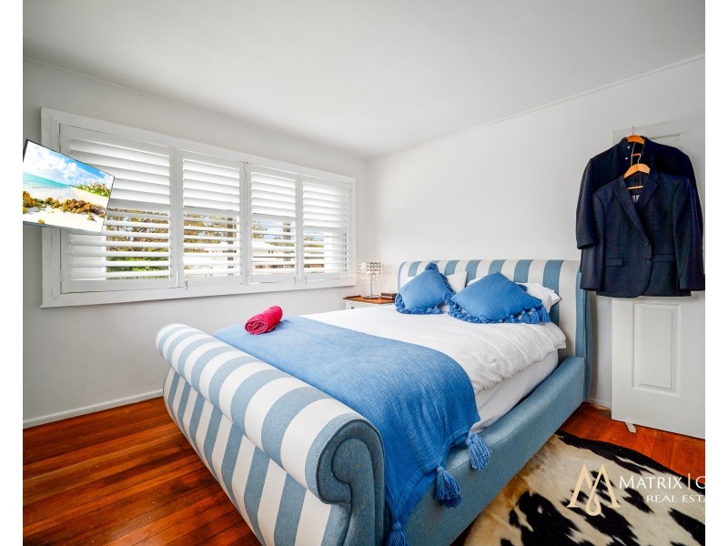 49 Ridgeway Avenue, Southport QLD 4215