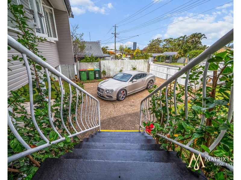 49 Ridgeway Avenue, Southport QLD 4215