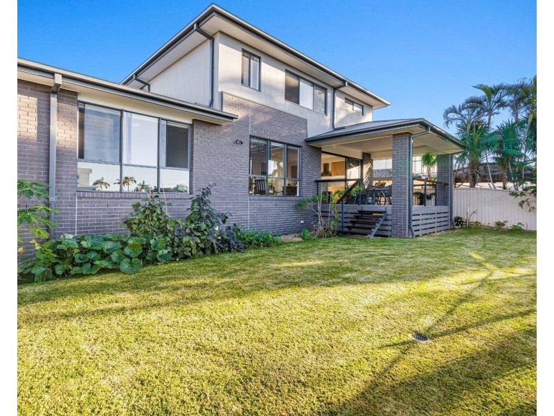 5 Ensenada Court, Broadbeach Waters QLD 4218
