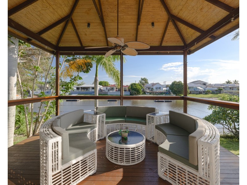 8 Andrew Avenue, Broadbeach Waters QLD 4218