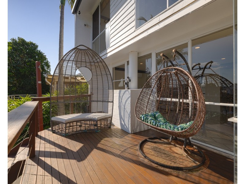 8 Andrew Avenue, Broadbeach Waters QLD 4218