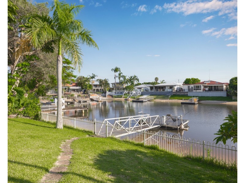 8 Andrew Avenue, Broadbeach Waters QLD 4218