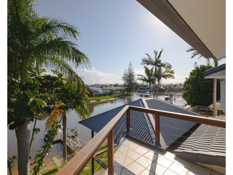 8 Andrew Avenue, Broadbeach Waters QLD 4218