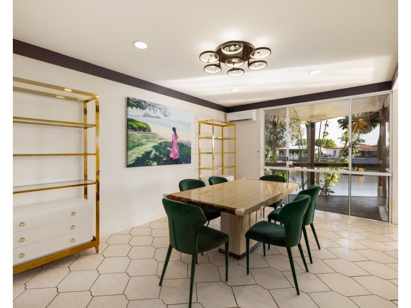 8 Andrew Avenue, Broadbeach Waters QLD 4218