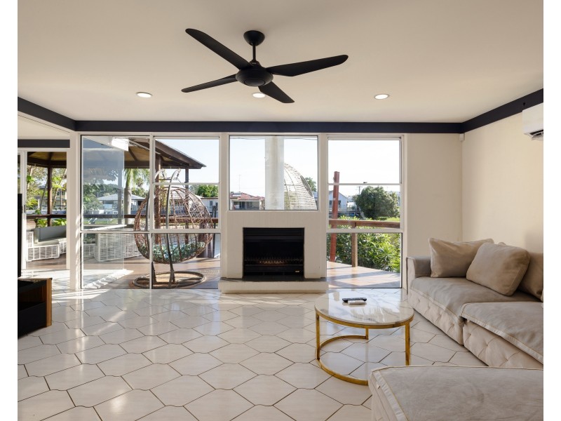 8 Andrew Avenue, Broadbeach Waters QLD 4218