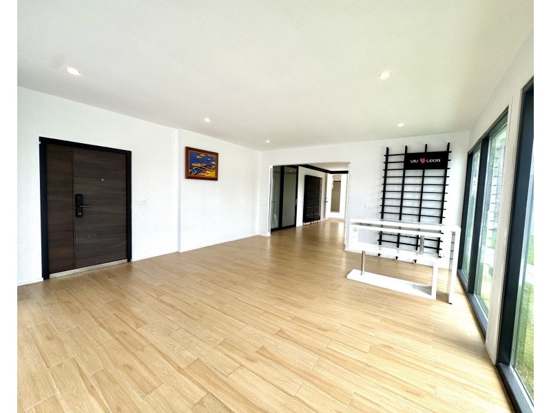 8 Andrew Avenue, Broadbeach Waters QLD 4218