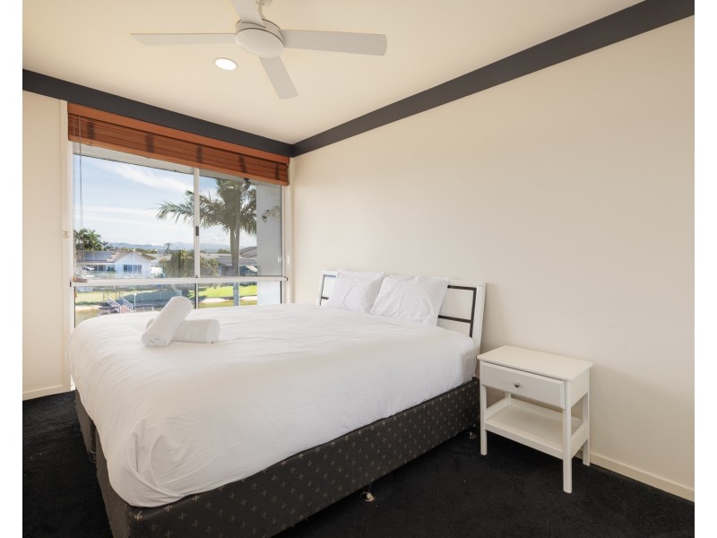 8 Andrew Avenue, Broadbeach Waters QLD 4218