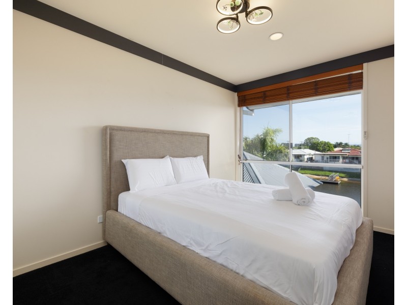 8 Andrew Avenue, Broadbeach Waters QLD 4218