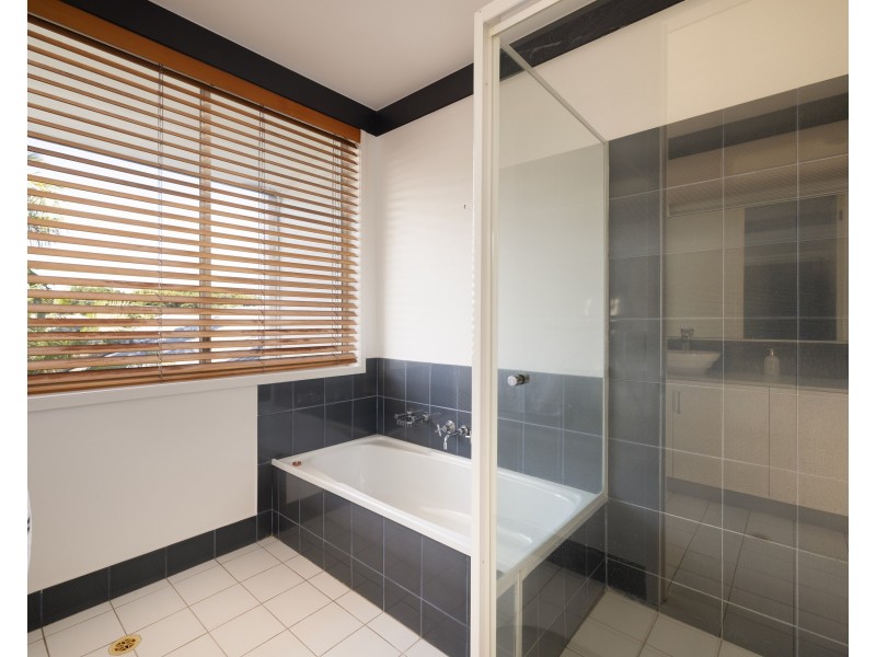 8 Andrew Avenue, Broadbeach Waters QLD 4218