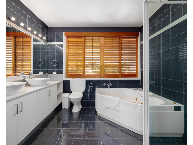 8 Andrew Avenue, Broadbeach Waters QLD 4218