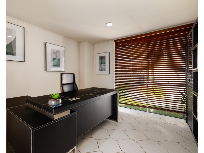 8 Andrew Avenue, Broadbeach Waters QLD 4218