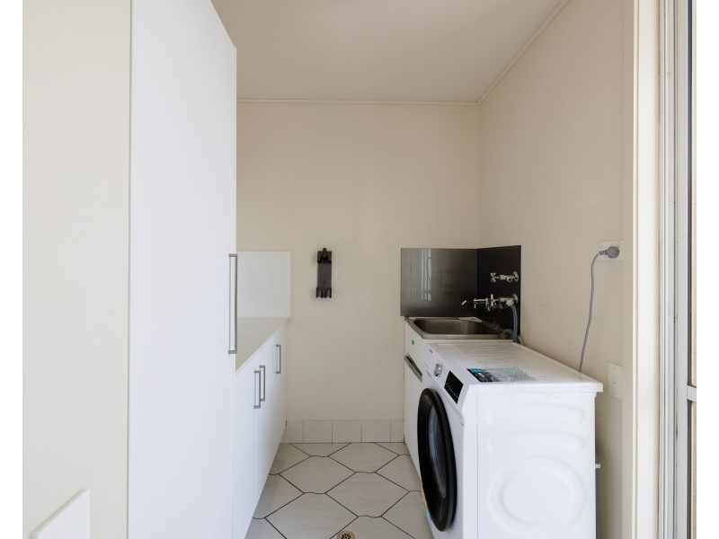 8 Andrew Avenue, Broadbeach Waters QLD 4218