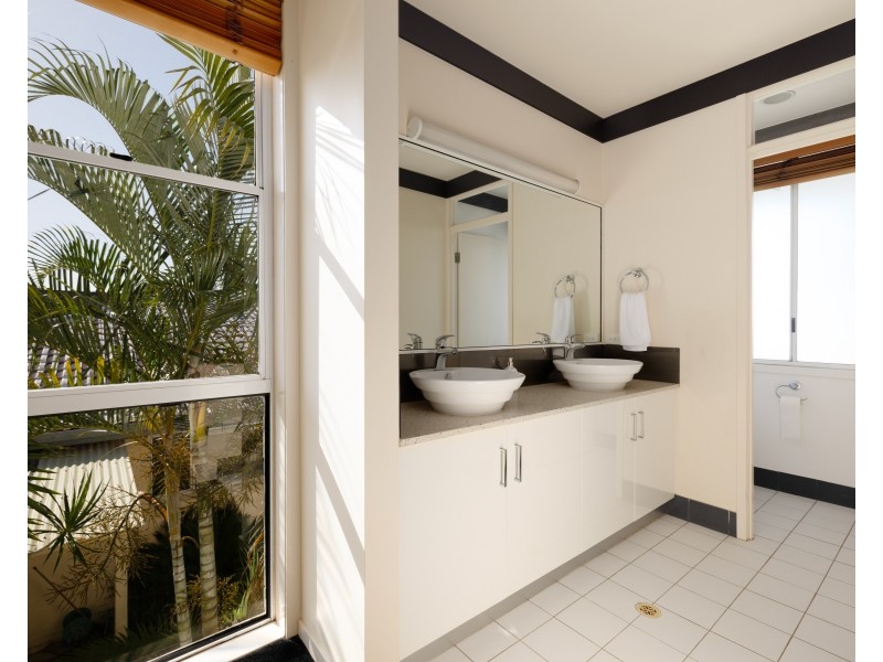 8 Andrew Avenue, Broadbeach Waters QLD 4218