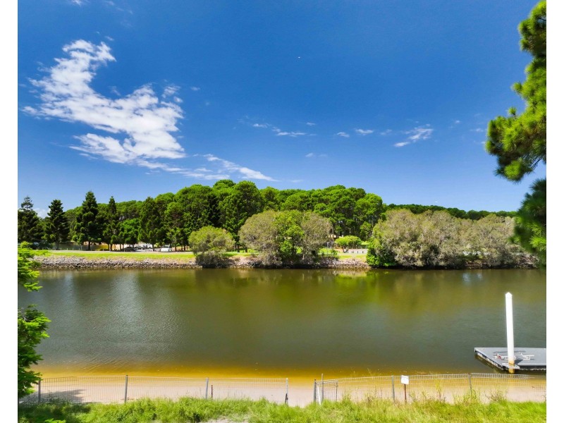 28 Lancelin Drive, Mermaid Waters QLD 4218