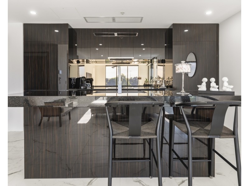 305W/1 Marina Drive, Benowa QLD 4217