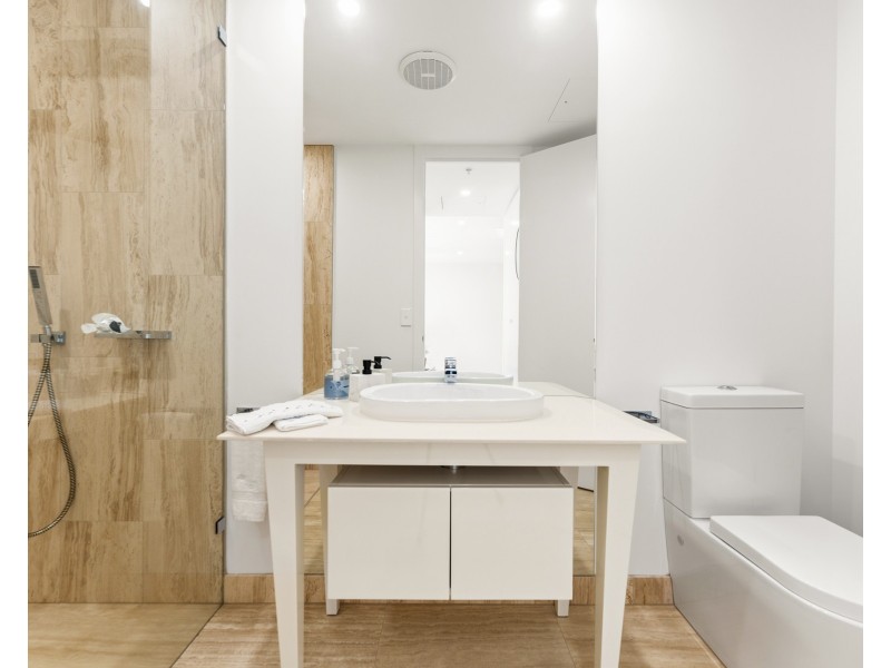 305W/1 Marina Drive, Benowa QLD 4217