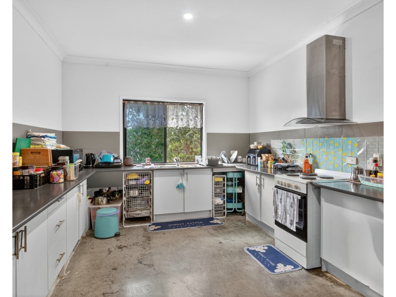 39 Kumbari Avenue, Southport QLD 4215