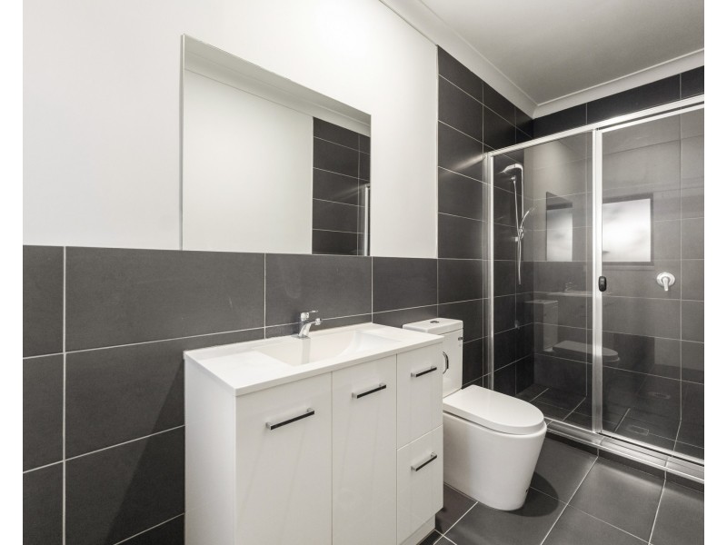 39 Kumbari Avenue, Southport QLD 4215